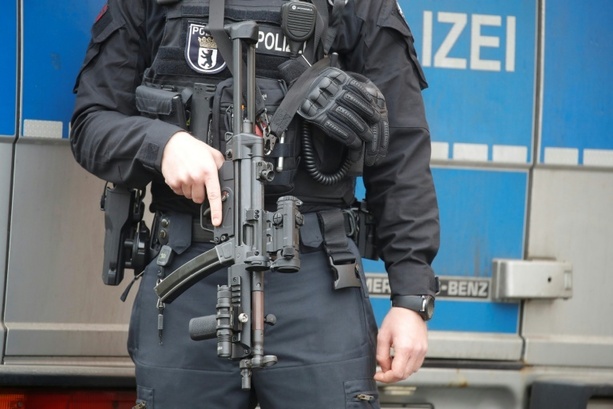 Bild vergr&ouml;&szlig;ern: Nach Schüssen und Erpressungsversuchen: Großrazzia mit 570 Polizisten in Berlin