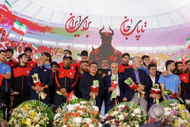 Bild vergr&ouml;&szlig;ern: Zeremonie für Irans Fußballer in Teheran knapp einen Monat vor WM-Beginn