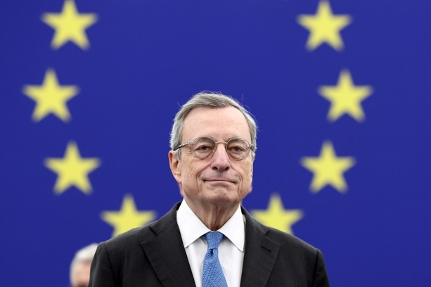 Bild vergr&ouml;&szlig;ern: Früherer EZB-Chef Draghi erhält Aachener Karlspreis