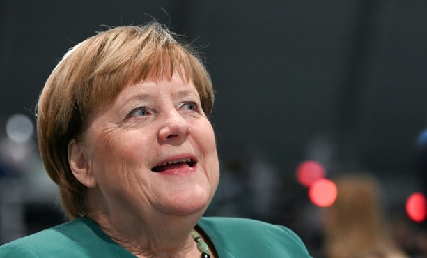 Bild vergr&ouml;&szlig;ern: Merkel zeigt Verständnis für Debatten - und rät Merz zu weitem Herz
