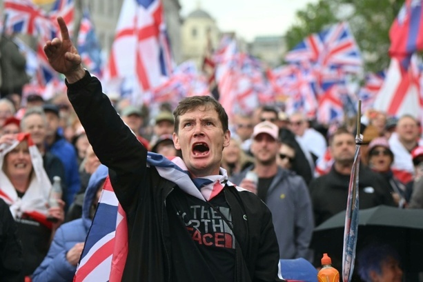 Bild vergr&ouml;&szlig;ern: Zehntausende bei Demonstration von rechtsextremem Aktivisten in London - 43 Festnahmen