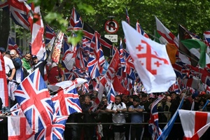 Zehntausende bei Demonstration von rechtsextremem Aktivisten in London