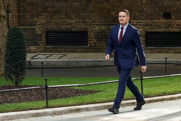 Bild vergr&ouml;&szlig;ern: Regierungskrise in London: Ex-Minister Streeting will Starmer als Premier ablösen
