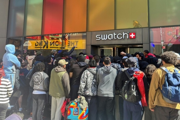 Bild vergr&ouml;&szlig;ern: Sonderkollektion von Swatch sorgt für chaotische Szenen vor Geschäften weltweit