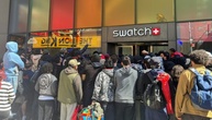 Sonderkollektion von Swatch sorgt für chaotische Szenen vor Geschäften weltweit