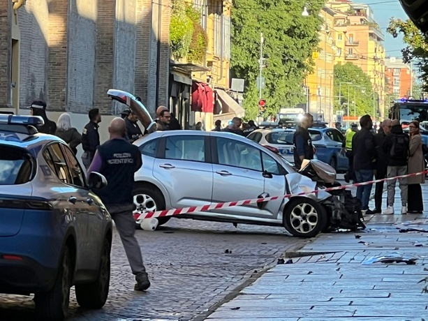 Bild vergr&ouml;&szlig;ern: Autofahrer in Norditalien rast in Menschenmenge: Acht Verletzte in Modena