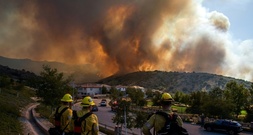 Feuer in Vorort von Los Angeles: Behörden ordnen für einige Gebiete Evakuierungen an