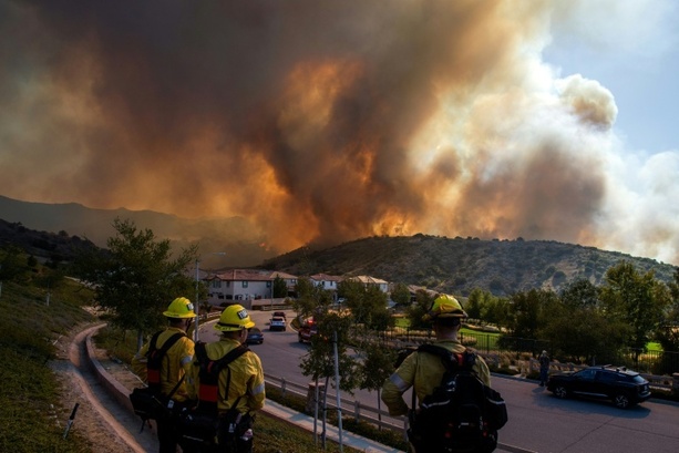 Bild vergr&ouml;&szlig;ern: Feuer in Vorort von Los Angeles: Behörden ordnen für einige Gebiete Evakuierungen an