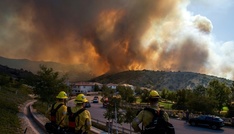 Feuer in Vorort von Los Angeles: Behörden ordnen für einige Gebiete Evakuierungen an