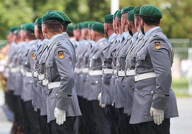 Bild vergr&ouml;&szlig;ern: Bundeswehr mit Aufwuchs zufrieden - Wehrpflicht-Frage offen