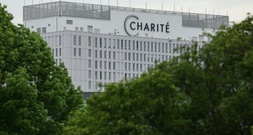 Familie von US-Arzt mit Ebola wird ebenfalls in Berliner Charité gebracht
