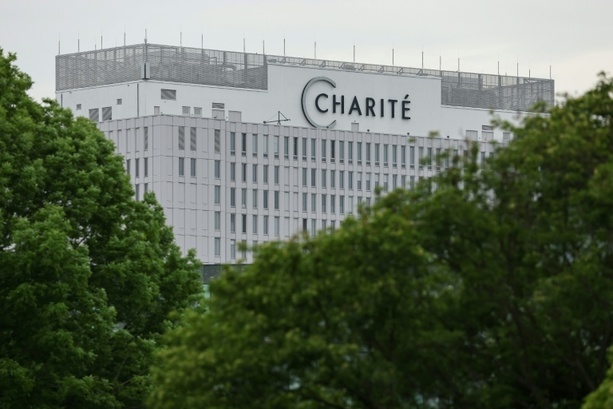 Bild vergr&ouml;&szlig;ern: Familie von US-Arzt mit Ebola wird ebenfalls in Berliner Charité gebracht