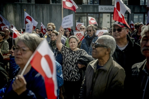 Bild vergr&ouml;&szlig;ern: Hunderte Grönländer protestieren gegen Eröffnung von neuem US-Konsulat
