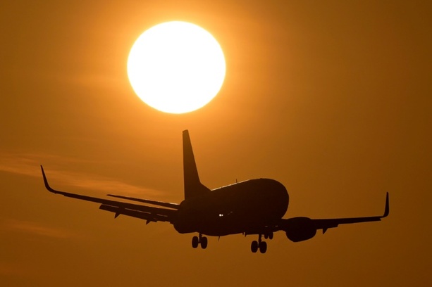 Bild vergr&ouml;&szlig;ern: Task Force Iran-Krieg: Flugreisen im Sommer nicht durch Kerosinmangel gefährdet