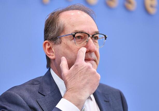Bild vergr&ouml;&szlig;ern: Dobrindt kritisiert Warnungen vor AfD-Staatsstreich