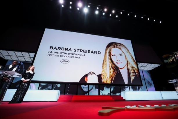 Bild vergr&ouml;&szlig;ern: Barbra Streisand beim Festival von Cannes mit Ehrenpalme ausgezeichnet
