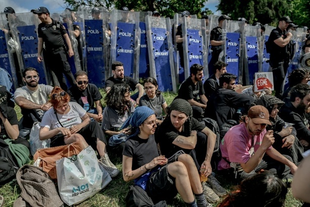 Bild vergr&ouml;&szlig;ern: Nach Protesten: Erdogan macht Dekret zur Schließung von Istanbuler Privat-Uni rückgängig