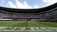 Aktivisten bringen rund um WM-Stadion in Mexiko Porträts von Verschwundenen an