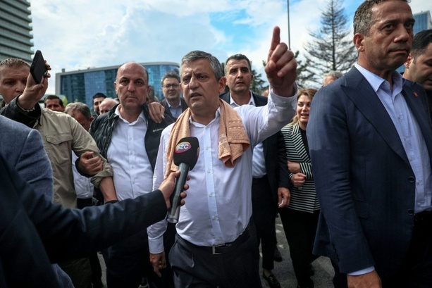 Bild vergr&ouml;&szlig;ern: Türkische Polizei stürmt Sitz von Oppositionsparei CHP