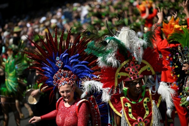 Bild vergr&ouml;&szlig;ern: Mehr als eine Million Besucher beim Karneval der Kulturen in Berlin
