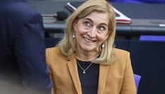 Warken will Kinderlose in Pflegeversicherung stärker belasten