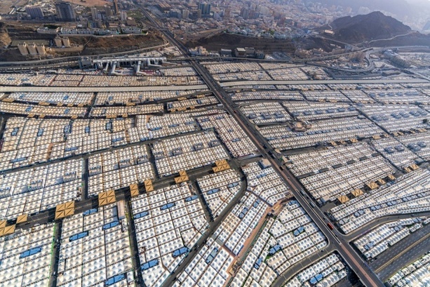 Bild vergr&ouml;&szlig;ern: Höhepunkt der Hadsch: Muslime beten auf dem Berg Arafat