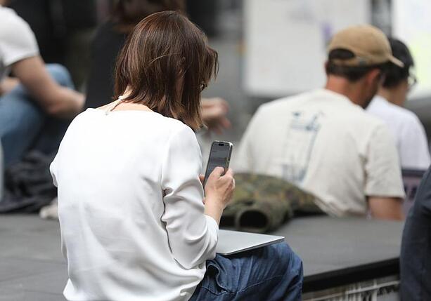 Bild vergr&ouml;&szlig;ern: Umfrage: Mehrheit für geringere Smartphone-Nutzung in der Freizeit