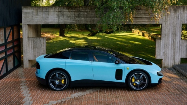 Bild vergr&ouml;&szlig;ern: Ferrari präsentiert erstes Elektromodell