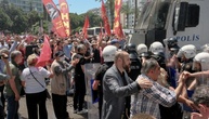 Türkische Polizei setzt in Izmir Tränengas und Wasserwerfer gegen Opposition ein