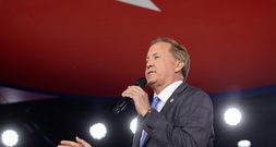 Umstrittener Trump-Kandidat gewinnt Kongress-Vorwahl in Texas