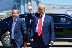 Umstrittener Trump-Kandidat gewinnt Kongress-Vorwahl in Texas