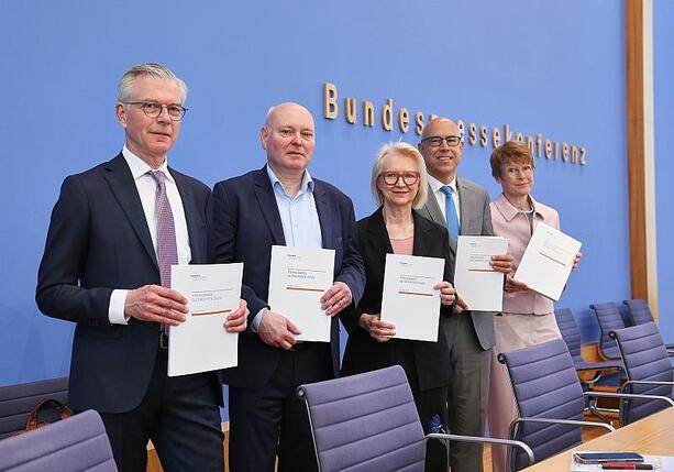 Bild vergr&ouml;&szlig;ern: Wirtschaftsweise kappen Konjunkturprognose
