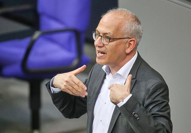 Bild vergr&ouml;&szlig;ern: Al-Wazir begrüßt Anklage gegen Scheuer wegen Maut-Skandal