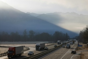 Lkw-Bremsbelag durchschlägt Scheibe von Sportwagen - Fahrer schwer verletzt