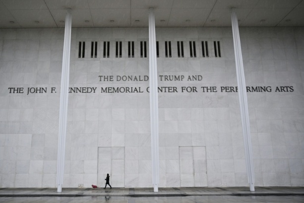 Bild vergr&ouml;&szlig;ern: Richter: Trumps Name soll vom Kennedy Center in Washington entfernt werden