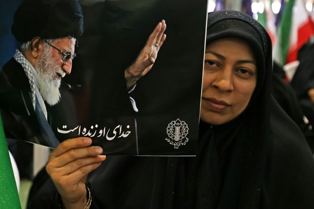 Bild vergr&ouml;&szlig;ern: Teheran startet Vorbereitungen für verschobenes Staatsbegräbnis für Chamenei