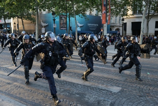 Bild vergr&ouml;&szlig;ern: Fast 800 Festnahmen bei Ausschreitungen in Frankreich nach Champions-League-Sieg von PSG