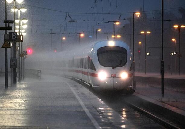 Bild vergr&ouml;&szlig;ern: Wetterdienst weitet Unwetterwarnungen aus