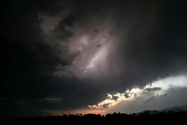 Bild vergr&ouml;&szlig;ern: Frontalzusammenstoß auf Bundesstraße bei Unwetter: Zwei Tote in Baden-Württemberg