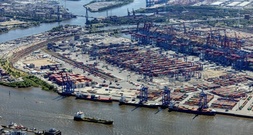 Unfall auf Schiff in Hamburger Hafen: Mann stirbt bei Kranreparatur