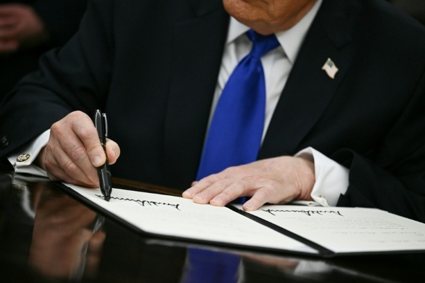 Bild vergr&ouml;&szlig;ern: KI-Risiken: Trump verzichtet auf Regeln für Tech-Konzerne