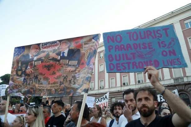 Bild vergr&ouml;&szlig;ern: Tausende protestieren in Albanien gegen Luxus-Bauprojekt von Trumps Schwiegersohn