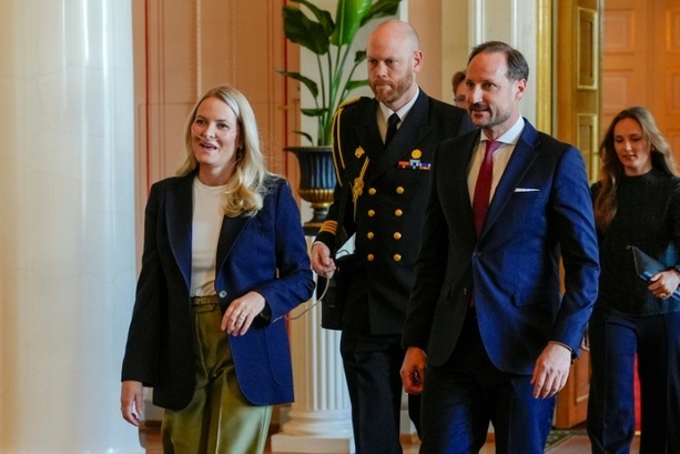 Bild vergr&ouml;&szlig;ern: Norwegische Prinzessin wegen schwer kranker Mutter Mette-Marit heimgekehrt