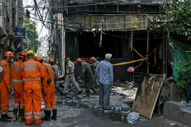 Bild vergr&ouml;&szlig;ern: Mehr als 20 Tote und Dutzende Verletzte bei Brand in Frühstückspension in Neu Delhi