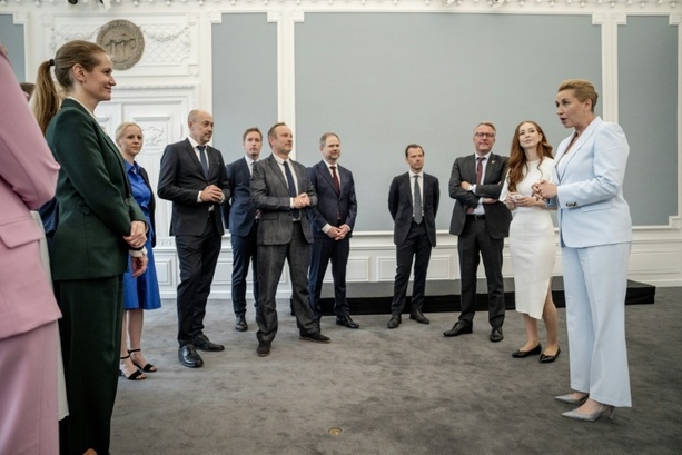 Bild vergr&ouml;&szlig;ern: Mehrheitlich Frauen: Dänische Ministerpräsidentin stellt neue Regierung vor