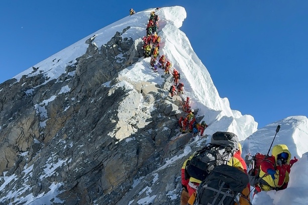 Bild vergr&ouml;&szlig;ern: Rekord: Mehr als 1000 Bergsteiger in dieser Saison auf dem Gipfel des Mount Everest