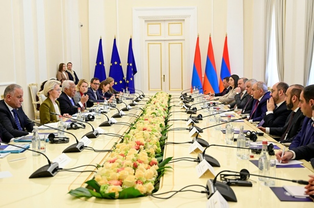 Bild vergr&ouml;&szlig;ern: Blumen aus Eriwan: EU kündigt Finanzhilfe und Importerleichterungen für Armenien an