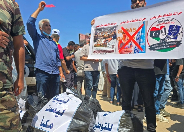 Bild vergr&ouml;&szlig;ern: Hunderte Menschen protestieren in Libyen gegen Migranten und Flüchtlinge