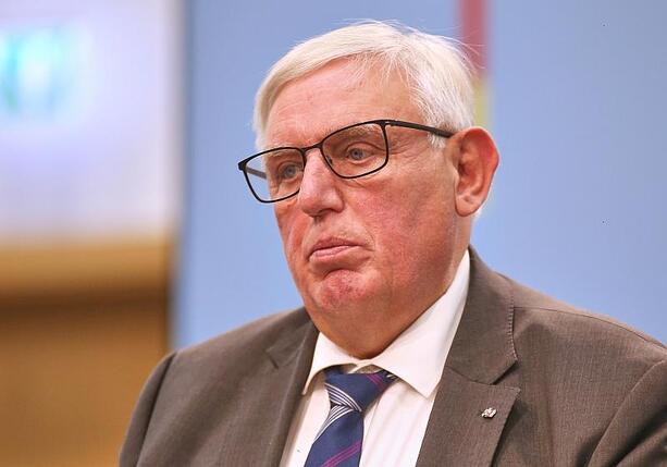 Bild vergr&ouml;&szlig;ern: Laumann begrüßt Pflegereform - Kritik an Aussetzung von Tariftreue