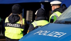 Polizeitransporter kollidiert in Berlin mit Taxi: Acht Verletzte